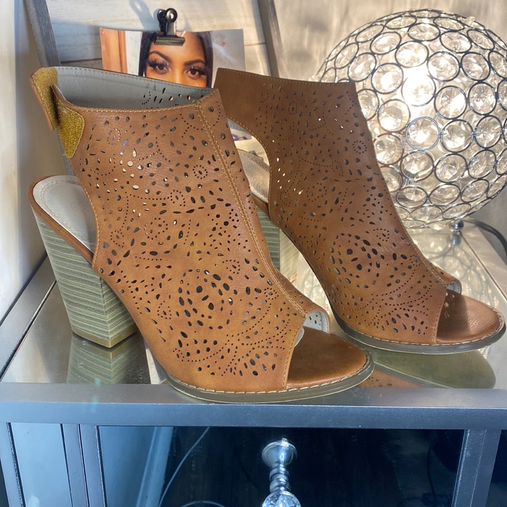 Wooden tan heels